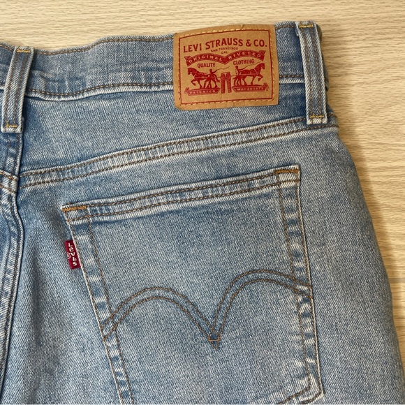 Levi’s Wedgie Straight Button Fly Distressed Knees Light Wash Blue Jeans Size 32 - Picture 5 of 15